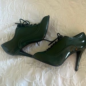 Colin Stuart Green Lace-up Oxford Peeptoe Heels